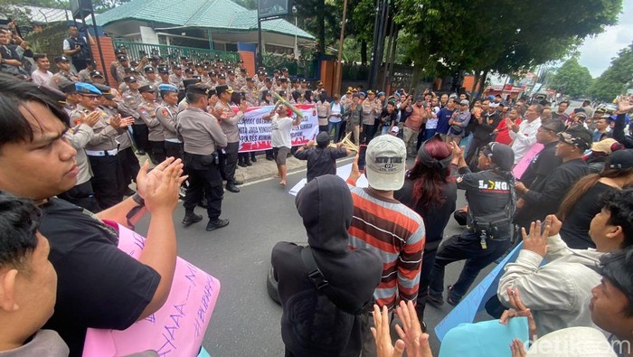 1765364715792-suasana-demontrasi-di-depan-kantor-tngc-kuningan-rabu-10122025-1765360931676_169