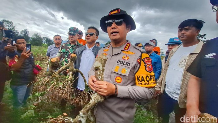 1765364717588-kapolresta-bandung-kombes-aldi-subartono-saat-wawancara-bersama-awak-media-di-mapolresta-bandung-jalan-bhayangkara-soreang-rab-1765360561694_169