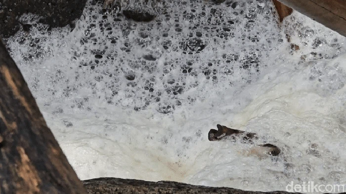 1765364718820-air-berbusa-keluar-dari-gorong-gorong-di-pantai-cipatuguran-palabuhanratu-1763812723287_169