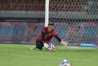 1765364720755-kiper-persib-bandung-adam-przybek-1759030581037_169