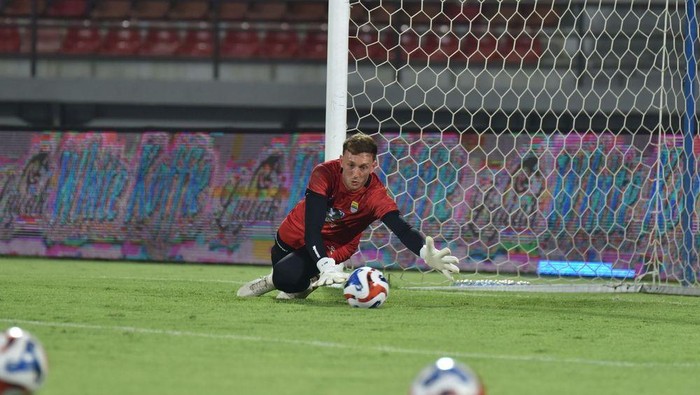 1765364720755-kiper-persib-bandung-adam-przybek-1759030581037_169