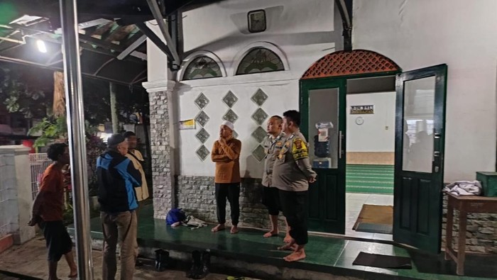 1765364721322-pria-tanpa-identitas-ditemukan-tewas-tersungkur-di-kamar-mandi-masjid-di-sukabumi-1765354749268_169