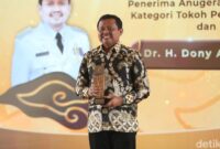 1765386295684-bupati-sumedang-dony-ahmad-munir-saat-menerima-penghargaan-detikjabar-awards-2025-1765382892234_169