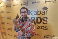 1765386296608-bupati-bandung-barat-jeje-ritchie-ismail-meraih-anugerah-detikjabar-awards-2025-kategori-figur-akselerator-kemajuan-1765382504249_169