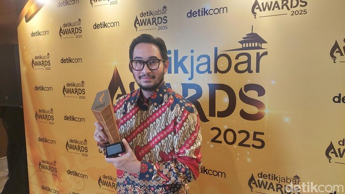 1765386296608-bupati-bandung-barat-jeje-ritchie-ismail-meraih-anugerah-detikjabar-awards-2025-kategori-figur-akselerator-kemajuan-1765382504249_169