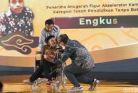 1765386298016-momen-haru-saat-dirut-detikcom-menyerahkan-trofi-detikjabar-awards-2025-kepada-engkus-1765382085200_169