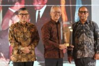 1765386298849-mochtar-kusumaatmadja-meraih-detikjabar-awards-2025-kategori-adiluhung-piala-diterima-putra-dari-mochtar-kusumaatmadja-yakni-r-1765382071158_169