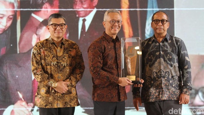1765386298849-mochtar-kusumaatmadja-meraih-detikjabar-awards-2025-kategori-adiluhung-piala-diterima-putra-dari-mochtar-kusumaatmadja-yakni-r-1765382071158_169