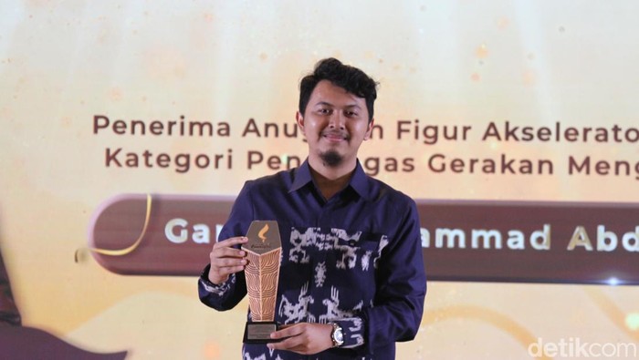 1765386300069-gardian-muhammad-penggagas-gerakan-mengajar-desa-raih-detikjabar-awards-2025-1765382055086_169