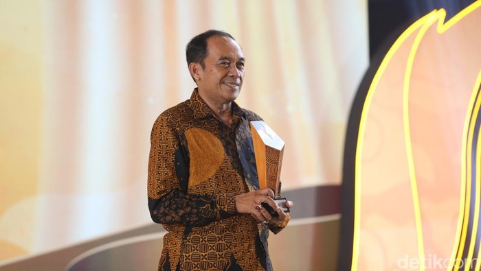 1765386300803-wali-kota-cimahi-ngatiyana-1765381827288_169