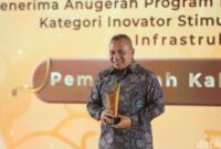 1765386301274-kadiskominfo-kabupaten-bogor-bambang-widodo-mewakili-pemkab-bogor-menerima-trofi-detikjabar-awards-2025-1765381812798_169