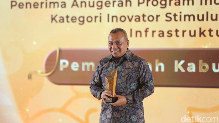 1765386301274-kadiskominfo-kabupaten-bogor-bambang-widodo-mewakili-pemkab-bogor-menerima-trofi-detikjabar-awards-2025-1765381812798_169