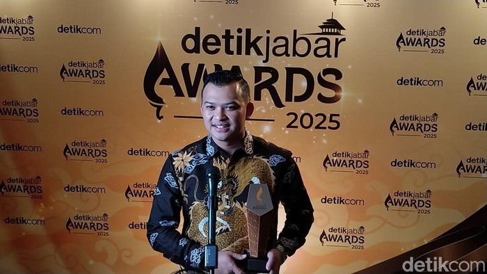 1765386303595-wakil-bupati-majalengka-dena-muhamad-ramdhan-menerima-penghargaan-dari-detikjabar-1765381075115_169