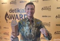 1765386304620-kapolres-cimahi-akbp-niko-n-adi-putra-menerima-penghargaan-detikjabar-awards-2025-1765380642781_169