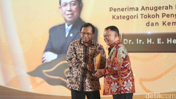 1765407877360-anggota-dpr-ri-herman-khaeron-meraih-anugerah-detikjabar-awards-2025-kategori-figur-akselerator-kemajuan-1765378056924_169