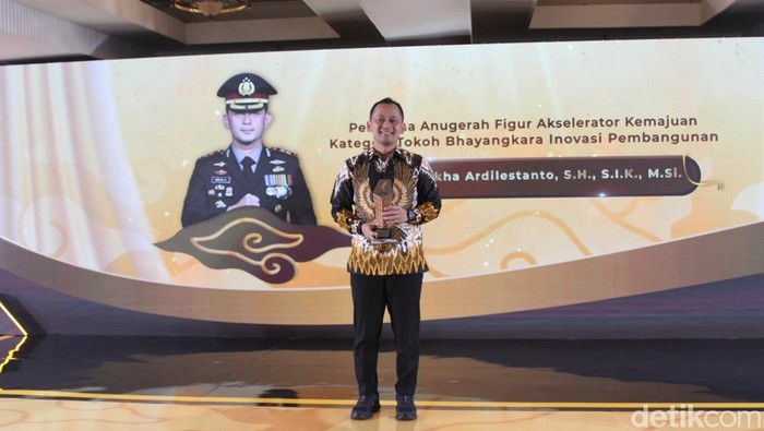 1765407878910-kapolres-bogor-akbp-wikha-ardhilestanto-1765388624525_169