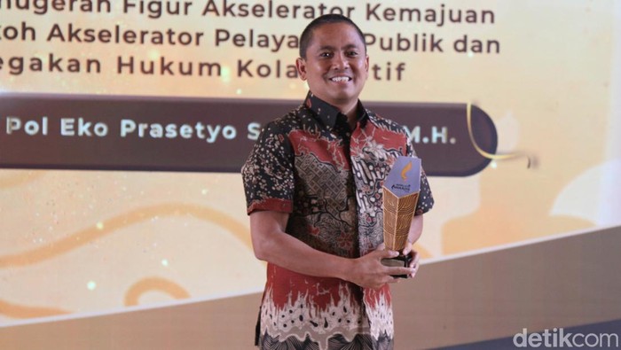 1765407879607-kapolresta-bogor-kota-kombes-eko-prasetyo-saat-meraih-detikjabar-awards-2025-1765388334386_169