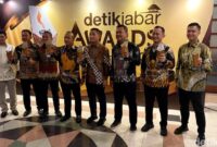 1765429527930-kapolda-jabar-irjen-pol-rudi-setiawan-bersama-6-kapolres-terima-penghargaan-anugerah-detikjabar-awards-2025-1765424217415_169
