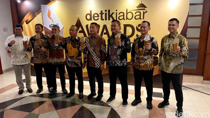 1765429527930-kapolda-jabar-irjen-pol-rudi-setiawan-bersama-6-kapolres-terima-penghargaan-anugerah-detikjabar-awards-2025-1765424217415_169