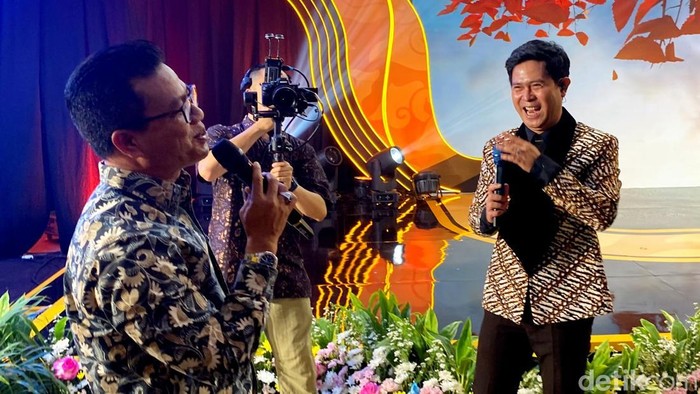 1765429531890-bupati-bandung-dadang-supriatna-bernyanyi-bersama-cakra-khan-1765424127297_169