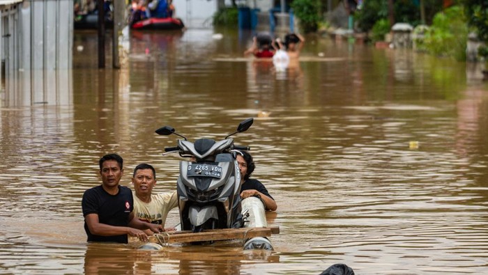 1765429532863-banjir-di-kabupaten-bandung-meluas-1765014507521_169