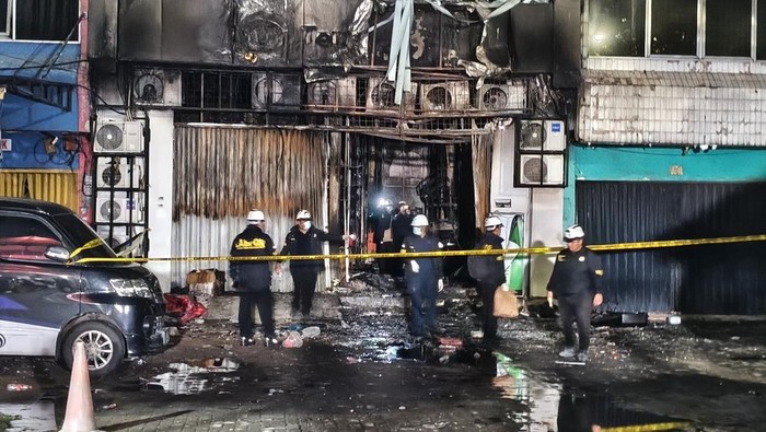 1765429533716-labfor-polri-gelar-olah-tkp-di-lokasi-kebakaran-gedung-terra-drone-di-jakpus-kurniawandetikcom-1765284085516_169