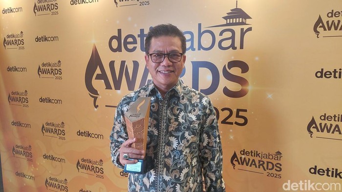 1765429534712-bupati-bandung-dadang-supriatna-meraih-anugerah-detikjabar-awards-2025-kategori-anugerah-figur-akselerator-kemajuan-1765383702498_169
