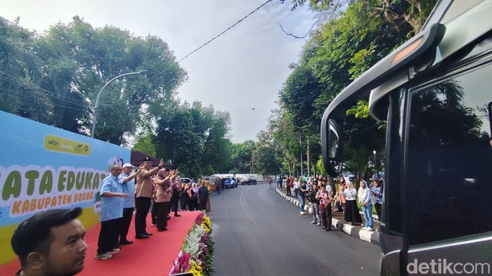 1765451112128-bupati-rudy-susmanto-melepas-800-siswa-berbagai-jenjang-dalam-rangka-edukasi-ke-desa-desa-wisata-di-kabupaten-bogor-kamis-1112-1765426884635_169