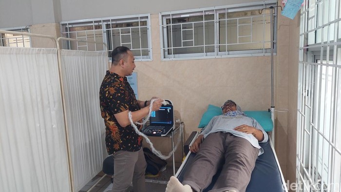 1765451115014-warga-melakukan-usg-cek-kondisi-kesehatan-1765419721091_169