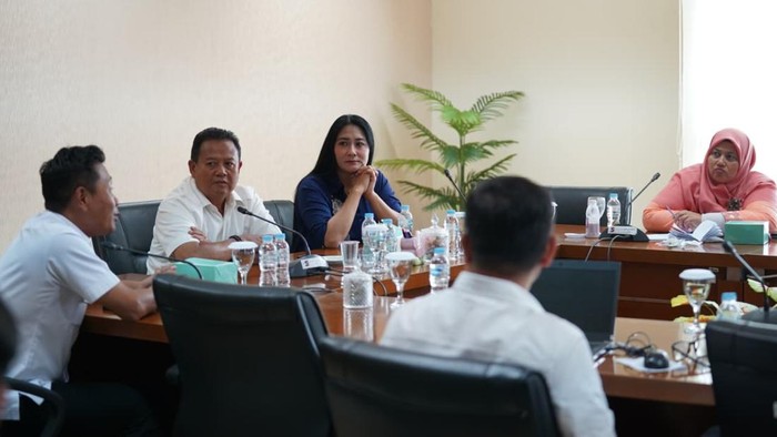 1765472695012-komisi-iv-dprd-kota-bogor-membahas-penerapan-data-tunggal-sosial-dan-ekonomi-nasional-dtsen-bersama-dinas-sosial-kota-bogor-1765437317888_169