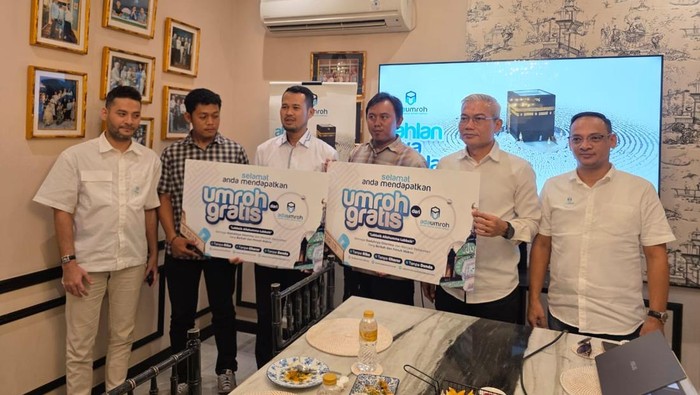 1765472700342-direktur-idensos-densus-88-brigjen-arief-mahfudiharto-kedua-dari-kanan-mengapresiasi-program-csr-adaumroh-yang-digerakkan-oleh-1765426395595_169