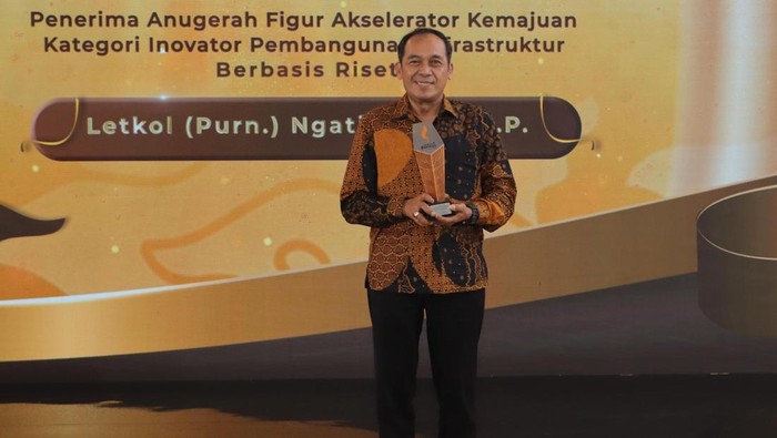 1765472708493-wali-kota-cimahi-letkol-purn-ngatiyana-terima-penghargaan-dari-detikjabar-1765453074593_169