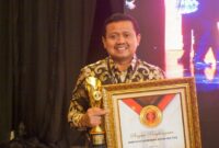 1765472710053-bupati-sumedang-dony-ahmad-munir-saat-menerima-penghargaan-innovatif-government-awards-iga-2025-1765420520932_169