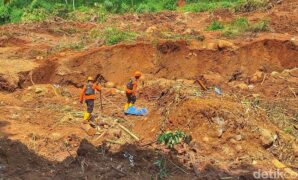 1765515905592-proses-pencarian-tiga-orang-korban-longsor-kampung-condong-desa-wargaluyu-kecamatan-arjasari-kamis-11122025-1765440025803_169