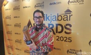 1765515911794-bupati-bandung-barat-jeje-ritchie-ismail-meraih-anugerah-detikjabar-awards-2025-kategori-figur-akselerator-kemajuan-1765382504249_169