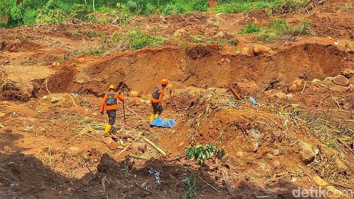 1765559103867-proses-pencarian-tiga-orang-korban-longsor-kampung-condong-desa-wargaluyu-kecamatan-arjasari-kamis-11122025-1765440025803_169