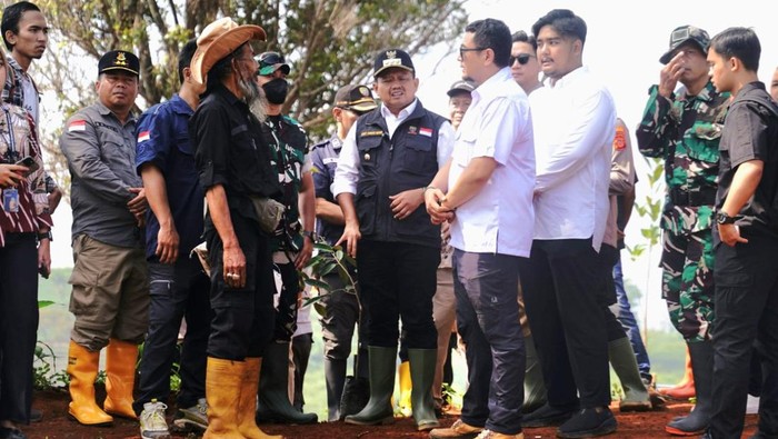 1765559110597-bupati-sumedang-dony-ahmad-munir-saat-melaksanakan-penanaman-pohon-secara-serentak-di-kabupaten-sumedang-1765544556507_169