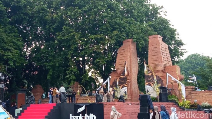 1765559111223-pekan-kebudayaan-jabar-2025-digelar-di-alun-alun-sangkala-buana-kota-cirebon-1765539138262_169