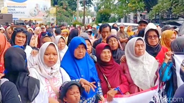 1765559111748-warga-saat-unjukrasa-di-kantor-bpn-karawang-1765543497880_169