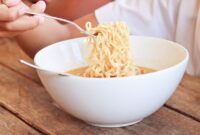 1765623877047-ilustrasi-anak-makan-mi-instan_169