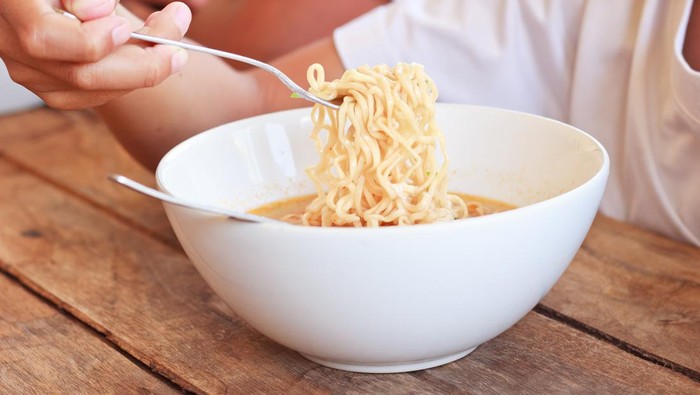 1765623877047-ilustrasi-anak-makan-mi-instan_169