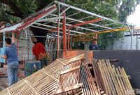 1765645486861-pedagang-di-sekitar-sungai-sukalila-saat-membongkar-lapaknya-secara-mandiri-1765619106904_169