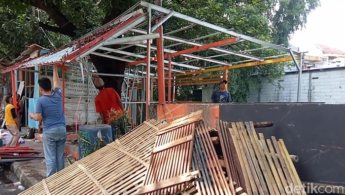 1765645486861-pedagang-di-sekitar-sungai-sukalila-saat-membongkar-lapaknya-secara-mandiri-1765619106904_169