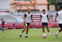 1765645490588-gustavo-franca-berlatih-dengan-para-pemain-malut-united-1765633732415_169