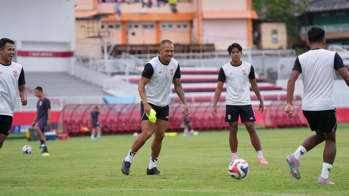 1765645490588-gustavo-franca-berlatih-dengan-para-pemain-malut-united-1765633732415_169