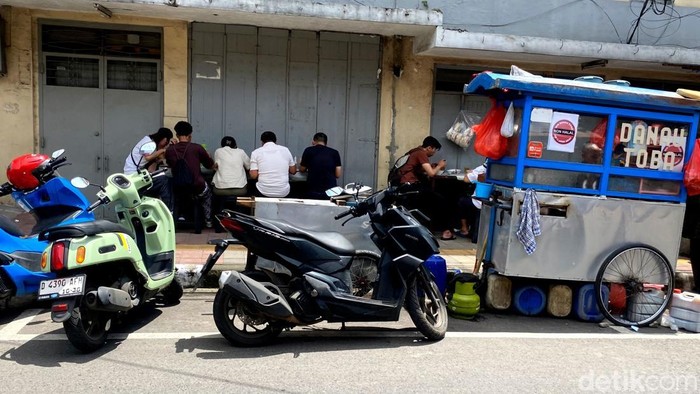 1765645498638-penampakan-terkini-mie-babi-danau-toba-yang-viral-di-jalan-cibadak-kota-bandung-1765606580524_169