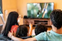 1765688689384-ilustrasi-menonton-televisi-bersama-keluarga-1747992174029_169