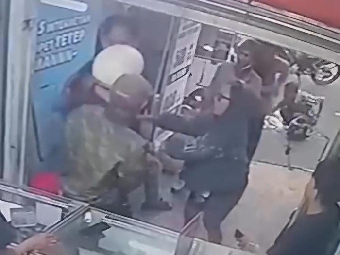 1765710332430-video-viral-penjual-es-teh-di-cimahi-dianiaya-1765701265431_43