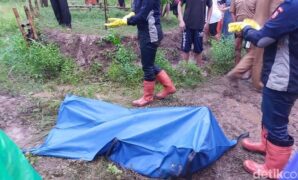 1765710335017-kondisi-mayat-yang-mengapung-di-sungai-kedungpane-cirebon-1765196228632_169
