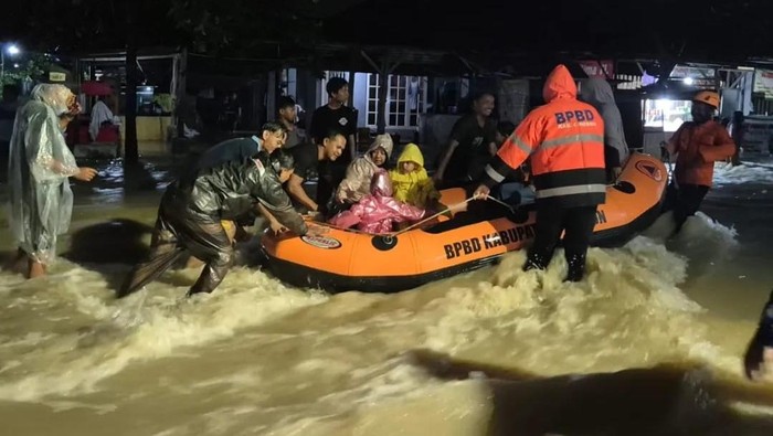 1765710336841-banjir-di-kabupaten-cirebon-1765698804061_169